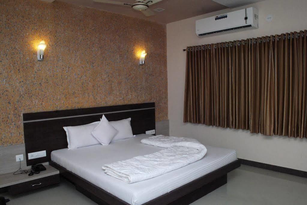 Hotel Sun Plaza Somnath Exterior photo