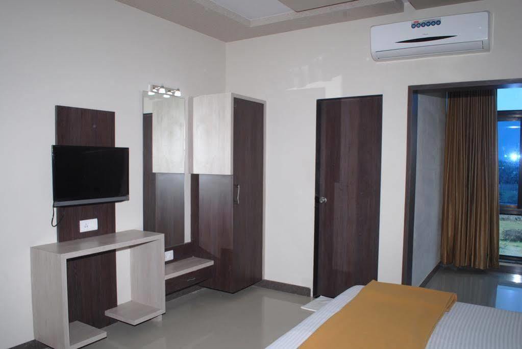 Hotel Sun Plaza Somnath Exterior photo